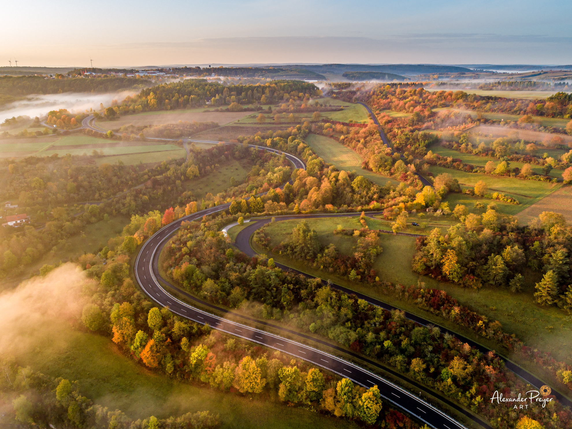 Straßenschlange im Herbst